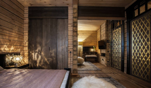 Lemari pakaian dengan detail kayu alami dan tampilan rustic yang menawan